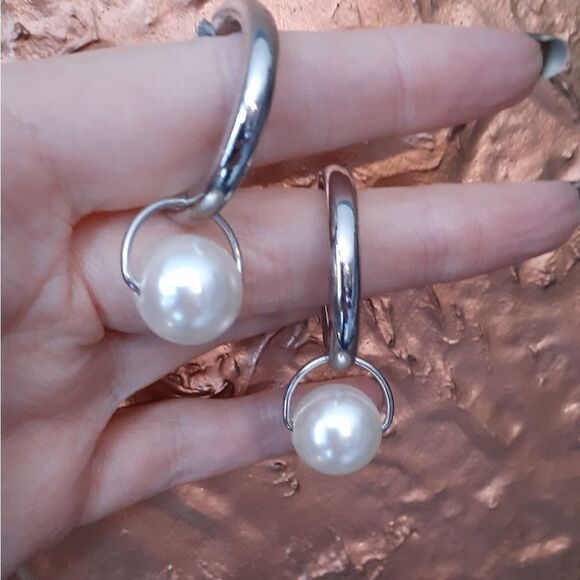 NWOT Zara Silvertone and Faux Pearl Hoop Earrings - Picture 4 of 10